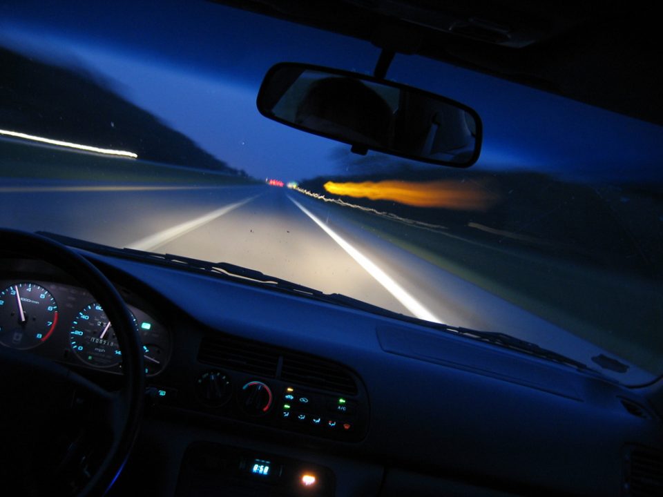 Управление автомобилем ночью